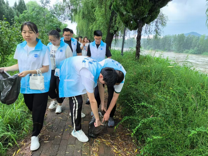 青 山绿水，“河”我守护｜91探花
“河”你守绿实践团筑梦绿色新篇章